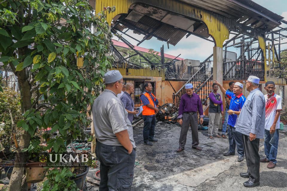 MB Menyampaikan sumbangan Tabung Serambi Makkah kepada 